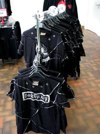 legendere gothic und punk shirts im crow style mit nickelfreien &ouml;sen von untot